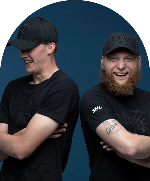 Tv&aring; figurer i Link&ouml;pings svarta hockeyutrustning. Lejonloggor p&aring; kepsar (broderade) och tr&ouml;jor (tryckta).