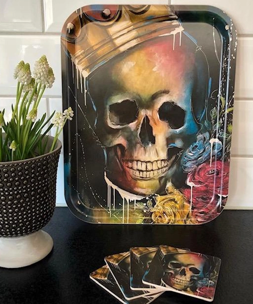 En bricka med en f&auml;rgglad d&ouml;skalle p&aring;. 