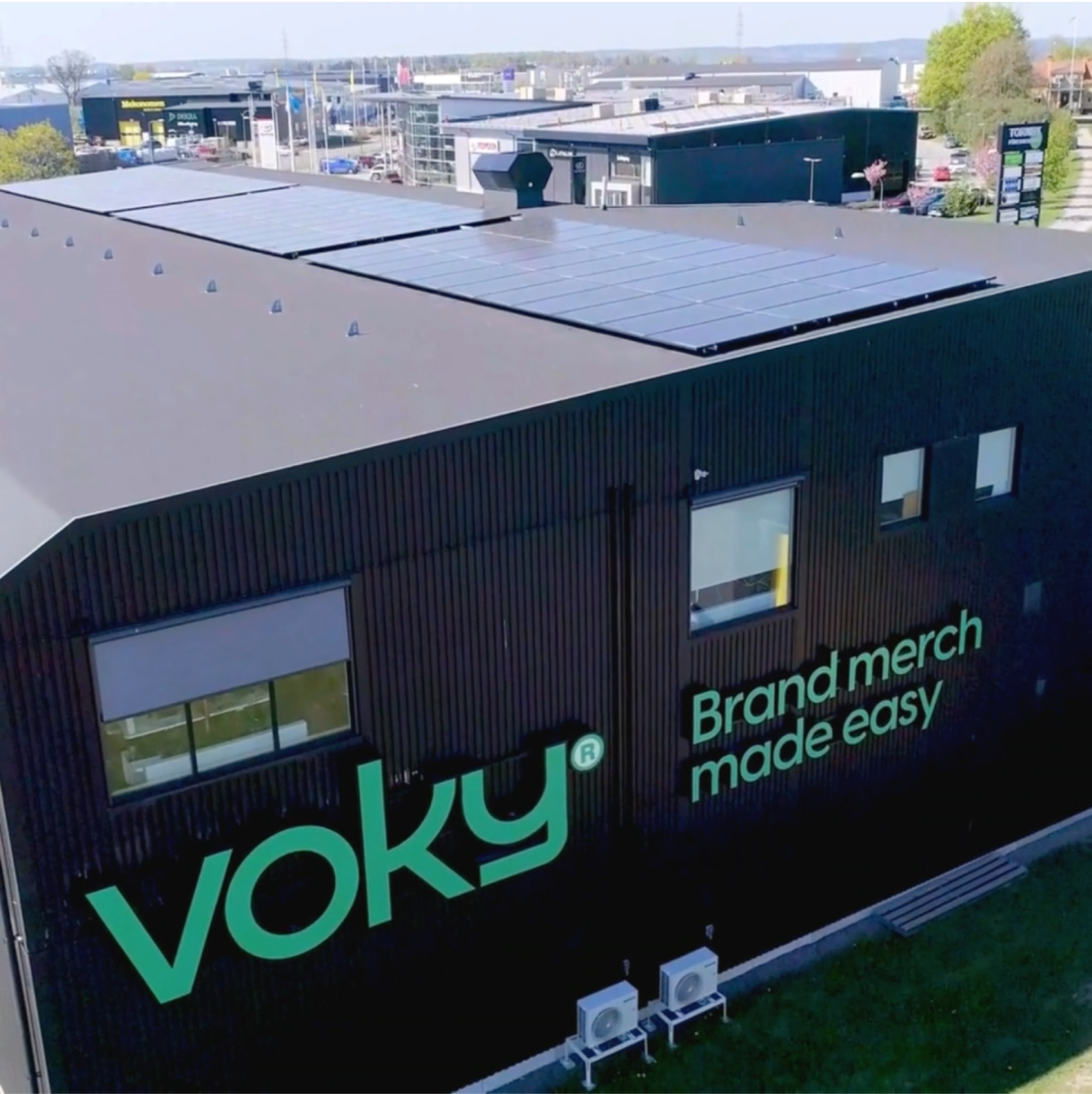 Voky byggnad med solpaneler p&aring; taket.